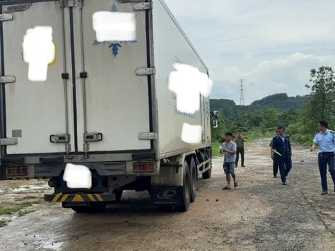 Cảnh sát khám xét chiếc ô tô tải trên quốc lộ