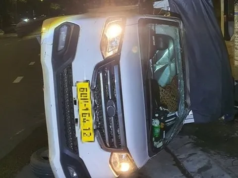 Clip 25 giây ghi lại khoảnh khắc kinh hoàng mô tô phân khối lớn tông lật xe tải ở TP HCM