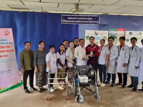 Người dân Lào xúc động khi được hỗ trợ hàng trăm thiết bị y tế kịp thời