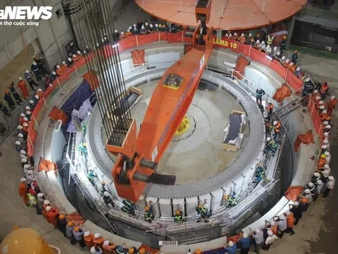 Hạ đặt thành công rotor 585 tấn tại dự án Thuỷ điện Hoà Bình mở rộng