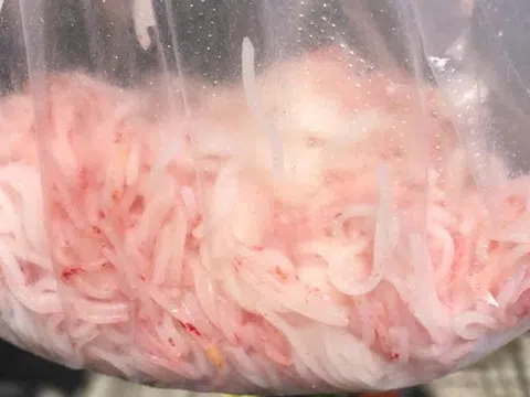 Người dân Đà Nẵng phản ánh sợi bún đổi màu đỏ bất thường