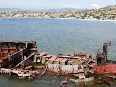 Cận cảnh "xẻ thịt" tàu 4.500 tấn, trả mặt bằng cho điện hạt nhân Ninh Thuận