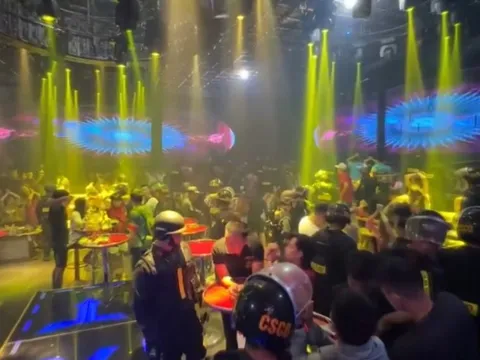 Clip: Hàng trăm cảnh sát đồng loạt đột kích 3 địa điểm ở TPHCM