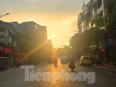Hà Nội: Nắng gay gắt từ sáng sớm, nhiệt độ ngoài trời vượt 37 độ C