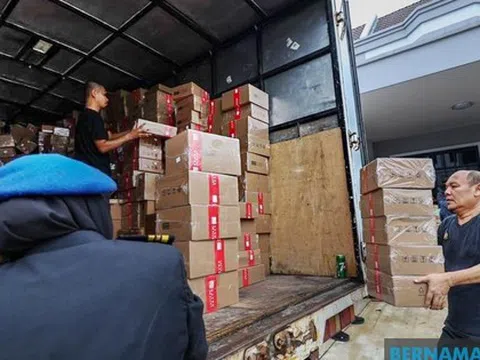 Theo dõi một căn hộ cho thuê suốt 7 ngày, công an bắt giữ 'ông bà trùm' livestream, tịch thu hơn 1.400 món đồ nhái