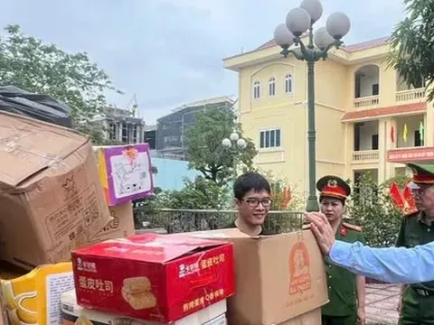 Các hộ kinh doanh tại thủ phủ La Phù tự nguyên giao nộp 25 tấn bánh kẹo để tiêu hủy