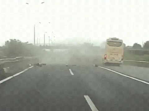 Ô tô 7 chỗ nổ lốp trên cao tốc, 5 người thương vong