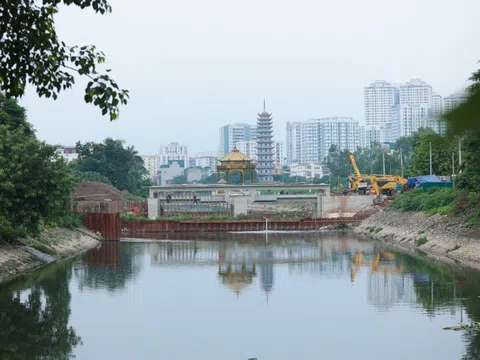 Cảnh tượng lạ trên sông Tô Lịch khiến ai cũng phải ngoái nhìn: Chủ đầu tư nói gì?