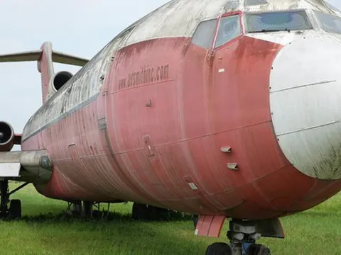 Cận cảnh máy bay Boeing bị "bỏ rơi" 18 năm tại Nội Bài