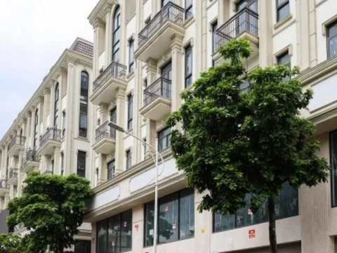 Shophouse giá chục tỷ đóng cửa im ỉm, hóa 'phố không người' trên đất vàng Hà Nội
