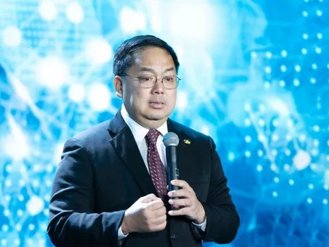 Sinh viên hỏi xoáy "Các chuyên gia AI làm gì khi bị mất điện", ông Hoàng Nam Tiến đứng ngồi không yên, phải xuống gặp tận nơi để trả lời