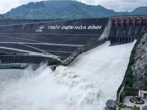 Thủy điện Hòa Bình mở cửa xả lũ thứ 3, 5 tỉnh, thành cần chú ý
