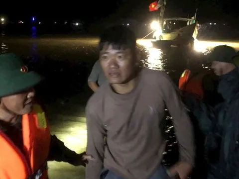 Tàu du lịch chở 34 người bị chìm khi đang câu mực ở Hà Tĩnh