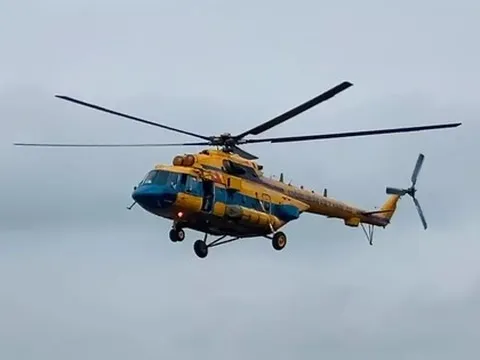 Mi - 171 của Trung đoàn Không quân 916 thực hiện nhiệm vụ thả hàng cứu trợ tại Nghệ An