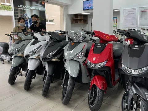 Cửa hàng xe điện ở TP.HCM tấp nập khách giữa thông tin chuyển đổi xe xăng
