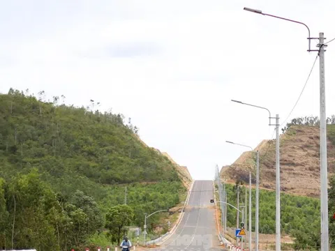 Ngắm tuyến đường 800 tỷ đồng băng qua núi ở Gia Lai