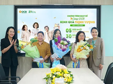 Những khách hàng may mắn đầu tiên nhận giải thưởng từ OCB