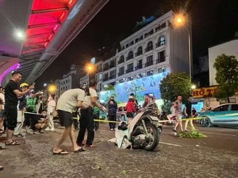Hà Nội: 'Hố tử thần' xuất hiện sau trận mưa lớn, 'nuốt' xe máy đi đường