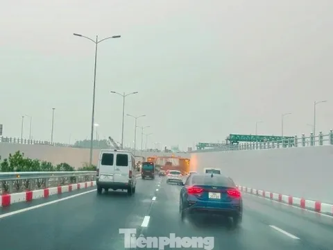 Hình ảnh xe qua nút giao ngầm trên cao tốc Cầu Giẽ - Ninh Bình vừa vận hành