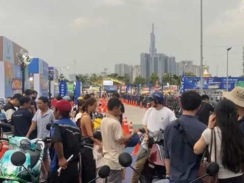 Cuối tuần, hàng ngàn người dân TP HCM mang xe xăng đi đổi xe máy điện