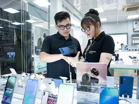 Điện thoại gập không còn là "đồ chơi nhà giàu": Galaxy Z Fold7 và Flip7 khiến người Việt chịu chi hơn bao giờ hết, xếp hàng từ tận 7 giờ sáng để mua máy mới