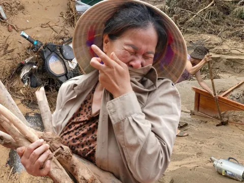 Cảnh tượng hoang tàn ở xã biên giới Nghệ An sau 5 ngày bị lũ cô lập: Bùn đất ngập sát trần nhà, người dân trắng tay vật lộn tìm tài sản