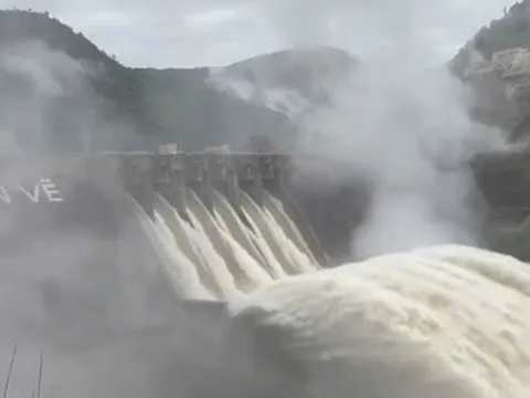 Giám đốc lên mạng xã hội phát trực tiếp khẳng định Thủy điện Bản Vẽ an toàn