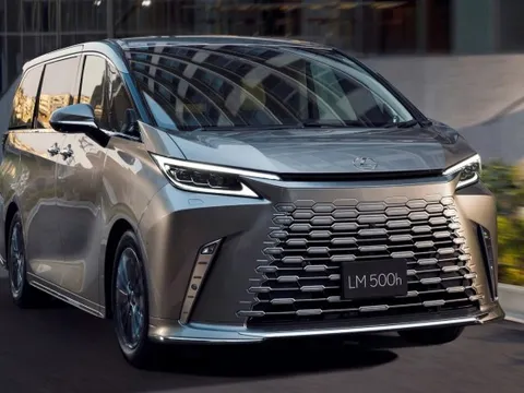 Lexus LM có bản nâng cấp mới: Cải thiện khả năng cách âm, đổi vị trí mở cửa tiện lợi hơn, điều chỉnh độ sáng đèn nội thất