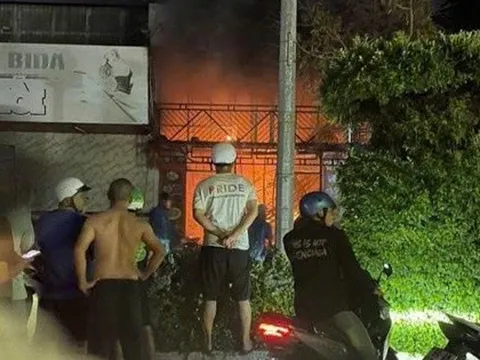 Tiệm mì cay ở Cà Mau bốc cháy dữ dội