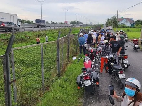 CLIP: Người đàn ông say rượu lao khỏi xe xuống đường cao tốc TP HCM – Trung Lương