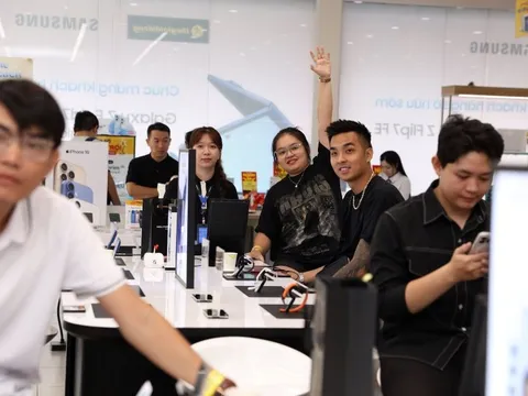 Khách hàng hào hứng nhận sớm Galaxy Z 2025 cùng loạt quà giá trị từ Thế Giới Di Động