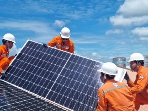 Hỗ trợ tiền cho hộ gia đình lắp điện mặt trời mái nhà: Cần mức hấp dẫn hơn