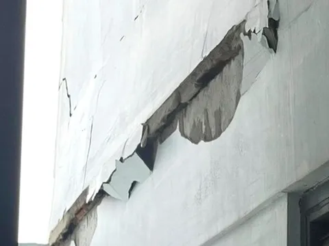 CLIP: Cận cảnh các vết nứt lớn tại chung cư 34 tầng ở TP HCM