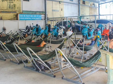 Cà phê võng phiên bản plus: Chỉ 30.000 đồng mà vừa uống nước, vừa sạc xe điện, vừa có chỗ tắm đang gây sốt ở TP.HCM