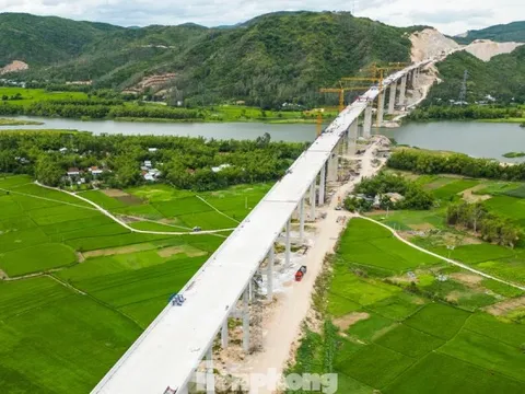 Cận cảnh cây cầu dài nhất cao tốc Bắc - Nam phía đông vừa hợp long