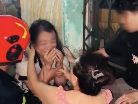 Cứu 5 người mắc kẹt trong đám cháy nhà dân, 1 cảnh sát bị nhiễm khói