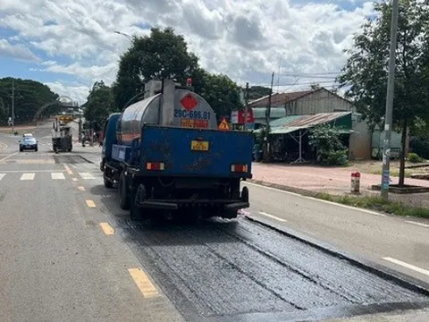Quốc lộ 19 vừa làm đã "hỏng": Bong tróc ngay sau khi thảm nhựa