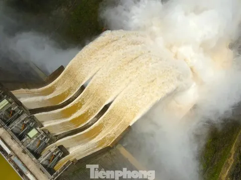 Thủy điện lớn nhất Bắc miền Trung xả lũ: Flycam ghi cảnh nước trắng xóa cuồn cuộn về xuôi