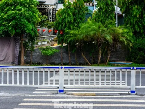 Kỳ lạ dựng hàng rào sắt giữa đường để làm dải phân cách ở Quảng Ninh