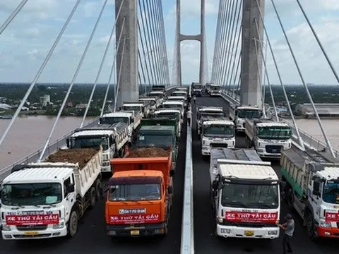 Hình ảnh hàng chục xe tải chở đầy hàng tham gia thử tải cầu Rạch Miễu 2