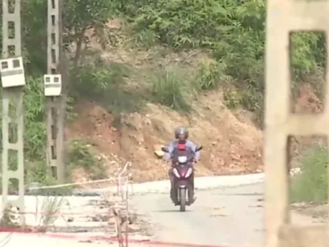 16km đường làm 2 năm chưa xong, người dân khổ vì bẩn và nguy hiểm