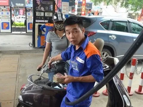 Giá xăng RON 95 tăng lên gần 20.000 đồng/lít