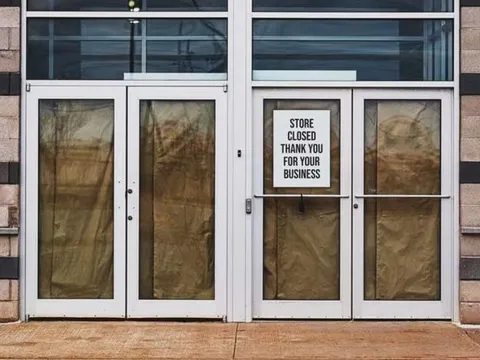 Hàng nghìn cửa hàng điện thoại đóng cửa vì không đủ tiền trả mặt bằng, những con phố sầm uất chìm trong ế ẩm