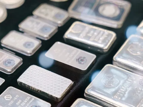 Giá bạc trong nước giảm mạnh, nhà đầu tư sôi động gom hàng