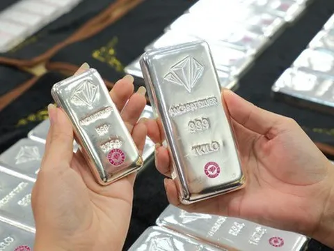 Giá bạc hôm nay 1/8: tiếp tục giảm sâu