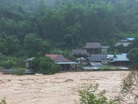Lũ quét rạng sáng ở Điện Biên, hai trẻ bị vùi lấp, nhiều nhà cuốn trôi