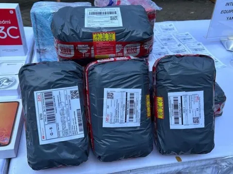 Đột kích một cửa hàng, công an tóm gọn đường dây sản xuất điện thoại giả nhập lậu từ Trung Quốc, tịch thu hơn 5.000 sản phẩm trị giá gần 28 tỷ đồng