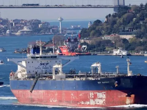 Sóng gió đến với dầu Nga: Mỹ ra tín hiệu ‘dằn mặt’, cứu tinh lớn nhất lập tức ngưng mua hàng, sắp đón loạt trừng phạt thứ cấp kể từ tháng 8