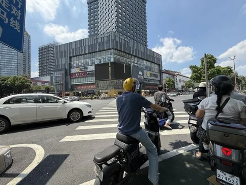 Mỗi lượt thuê xe điện chỉ 4.000 đồng, người dân TP 10 triệu dân chạy xe điện khắp nơi