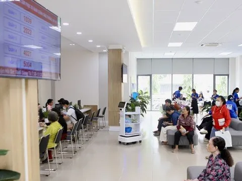 TP HCM: Cận cảnh nơi làm thủ tục hành chính đầu tiên có robot tiếp dân sau một tháng vận hành